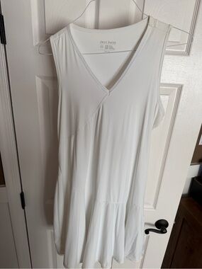 Jaclyn Smith White Sleeveless V-Neck Dress